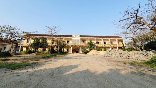 Còn tại Trường tiểu học Cẩm Huy, huyện Cẩm Xuyên, bỏ hoang nhiều năm nay đã xuống cấp, trở thành nơi tập kết vật liệu xây dựng của bà con địa phương.