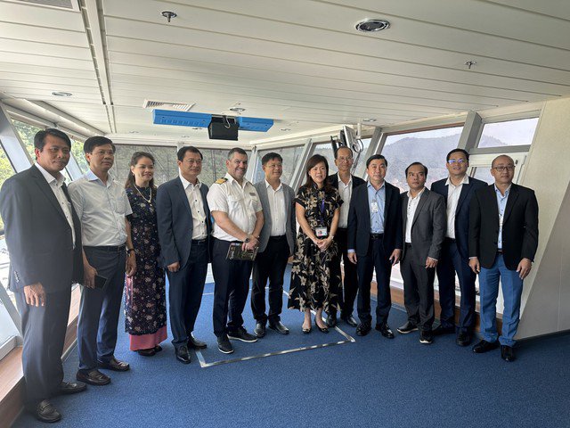 Ông Nguyễn Thanh Bình (thứa 6 từ trái sang) cùng lãnh đạo các sở, ngành tỉnh Thừa Thiên - Huế tại buổi làm việc với Tập đoàn tàu biển Royal Caribbean.