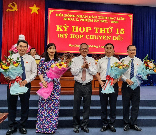 Bí thư Tỉnh ủy Bạc Liêu Lữ Văn Hùng (giữa) tặng hoa chúc mừng những cán bộ được bổ nhiệm nhận nhiệm vụ mới. Ảnh Minh Đạt