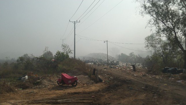 Bãi rác Đồng Cây Sao mịt mù khói.