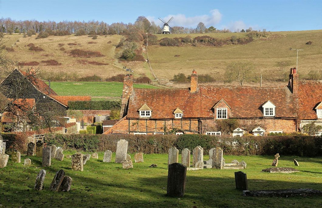 Turville, Buckinghamshire, Anh: Đây là một ngôi làng điển hình của vùng nông thôn nước Anh, có những ngôi nhà nhỏ với hàng rào bao quanh, nhà thờ, cối xay gió…