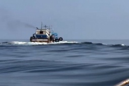 Pháp luật - Cảnh sát phát hiện bí mật chứa trong tàu vỏ gỗ trên biển