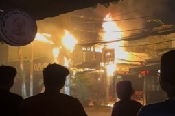 Tin tức trong ngày - TP.HCM: Trạm biến áp bốc cháy ngùn ngụt, nhiều người tháo chạy