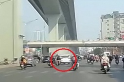 Tin tức trong ngày - Clip: Chạy "bất ổn", ô tô tông ngang xe Xpander