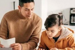Cha mẹ tự tay biến con thành người nghèo vì 6 hành vi lệch lạc khi dạy con về tiền bạc