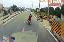 Xe máy - Xe đạp - Clip: Xe đạp điện mắc vào xe máy bị kéo lên trên đường