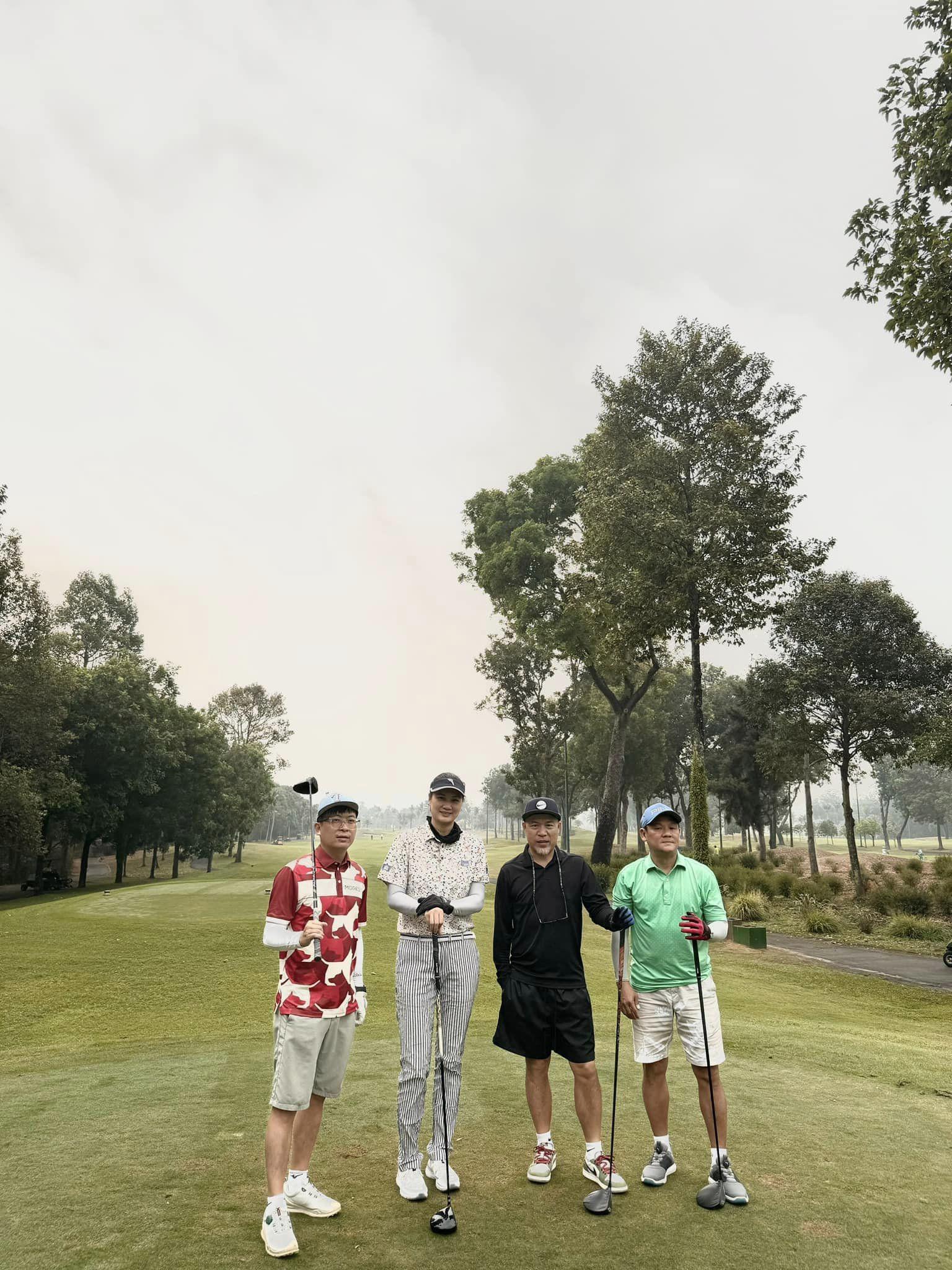 "Hoa khôi" Kim Huệ chăm tập golf sau khi giải nghệ, thân hình 1m82 "lấn át" cánh đàn ông - 1