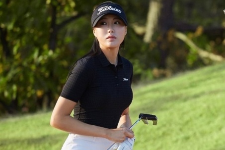 Nữ golf thủ xứ Hàn giữ đường cong đẹp như kẻ vẽ, thường bị nhầm là người mẫu