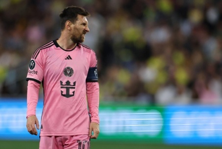 Messi nén đau thi đấu, lập siêu phẩm giúp Inter Miami thoát thua
