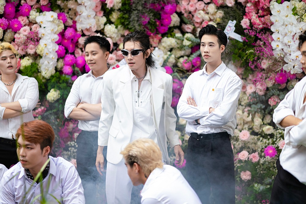 Vũ công Quang Đăng cùng các “oppa” vũ công khuấy động không khí ngày lễ 8/3 tại vườn hoa khổng lồ Seoul Center