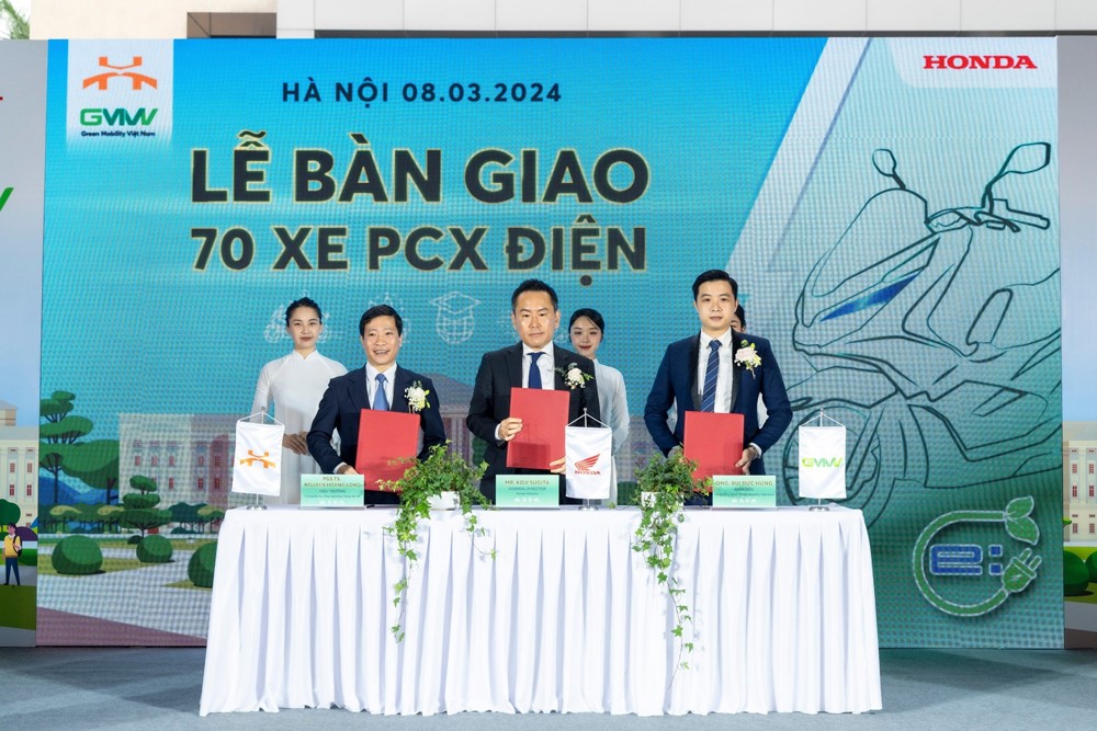Lãnh đạo công ty Honda Việt Nam cùng trường Đại học CNGTVT và công ty Green Mobility ký kết hợp tác