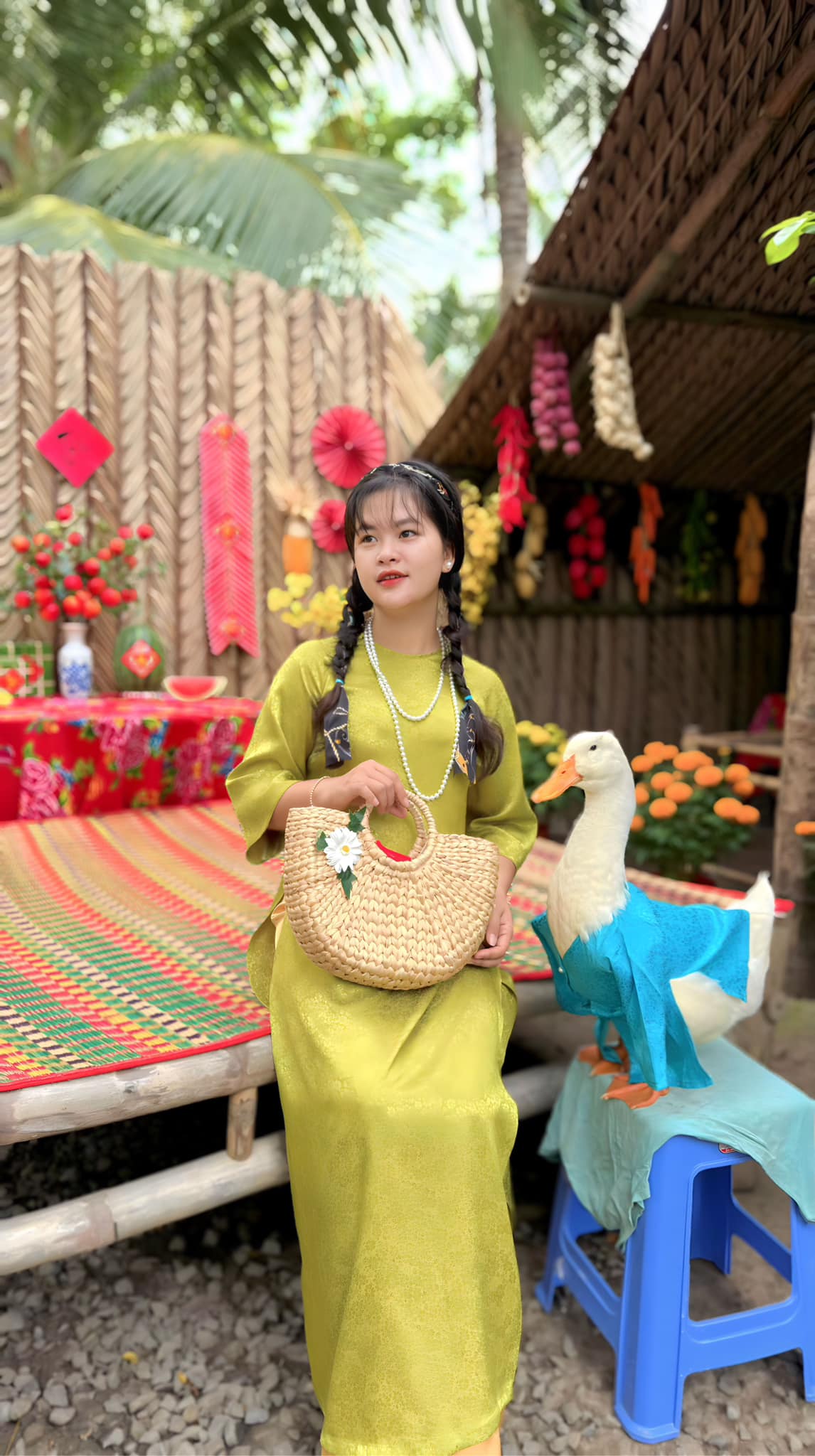 Nguyễn Thùy Trang và chú vịt Bim Bim
