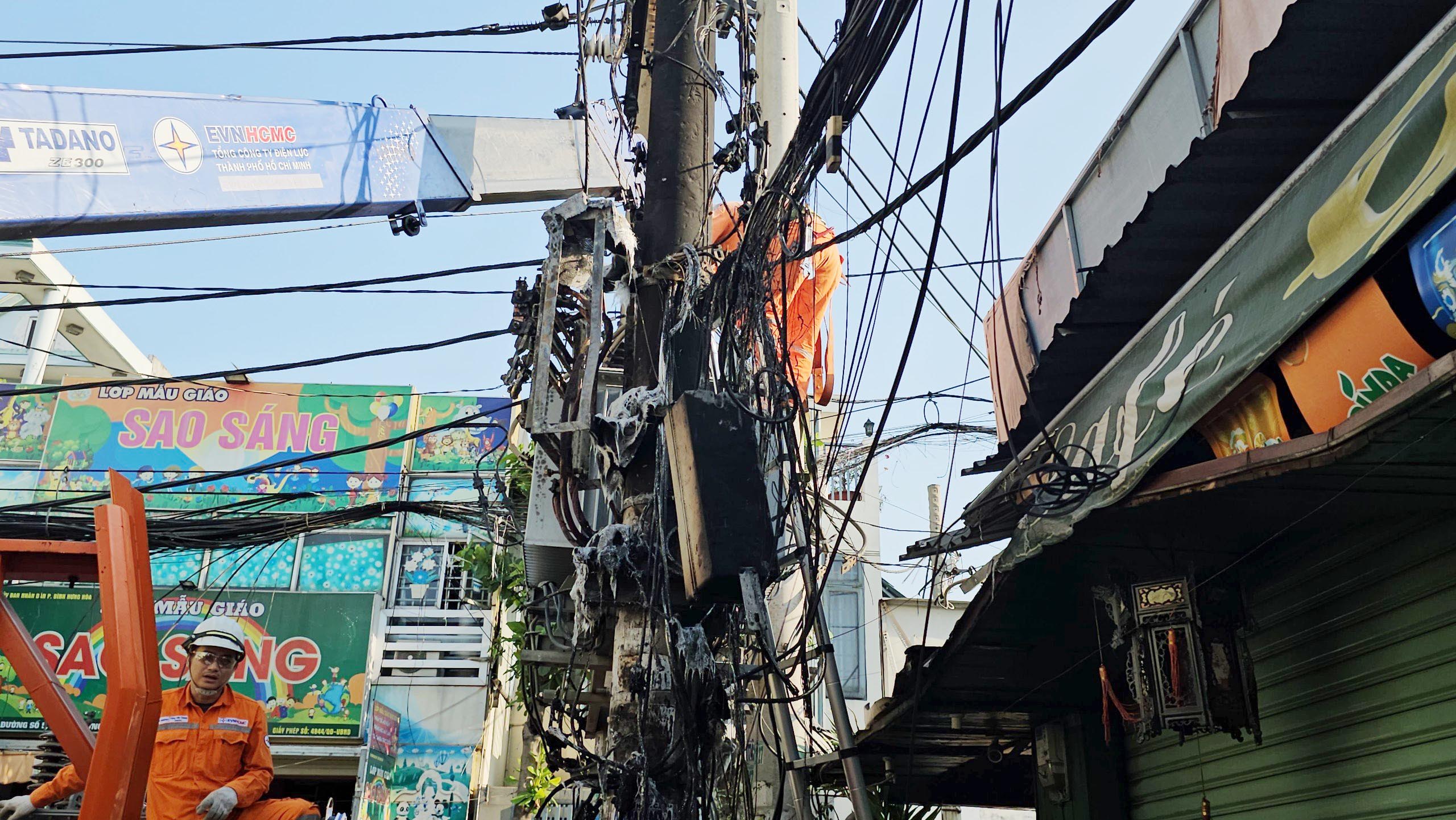 Vụ cháy khiến nhiều dây cáp bị cháy đen, hư hỏng