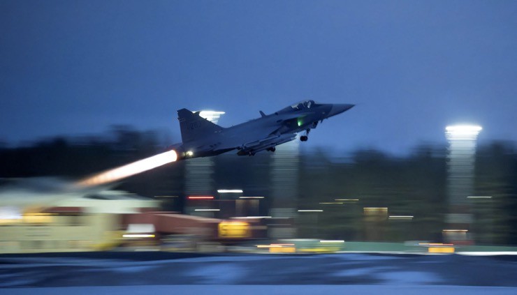 Chiến đấu cơ Gripen của Thụy Điển cất cánh từ sân bay Lulea-Kallax.