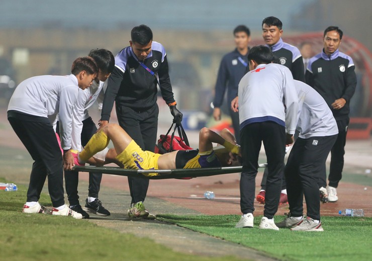 Tuấn Hải gặp chấn thương nặng ở những phút cuối trận gặp Quảng Nam