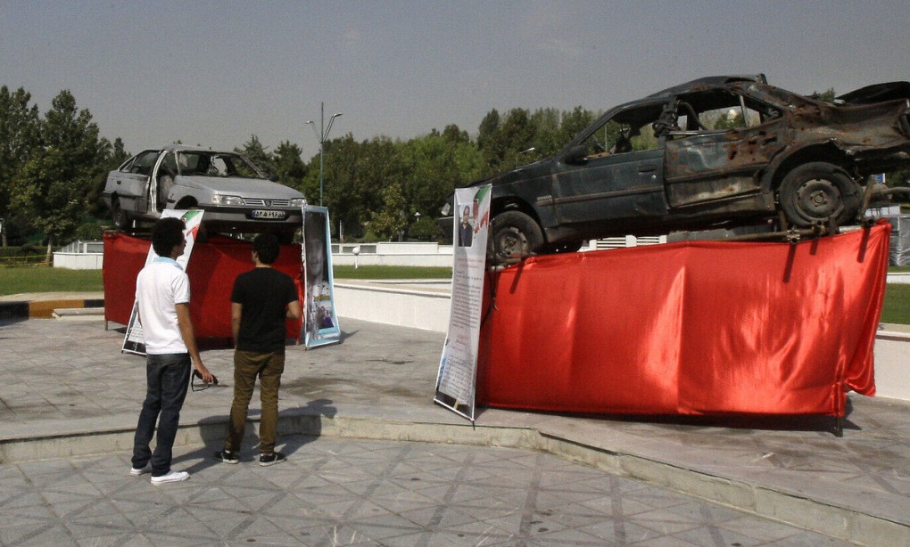 Nhiều ô tô của các nhà khoa học hạt nhân bị ám sát được Iran trưng bày (ảnh: CNN)