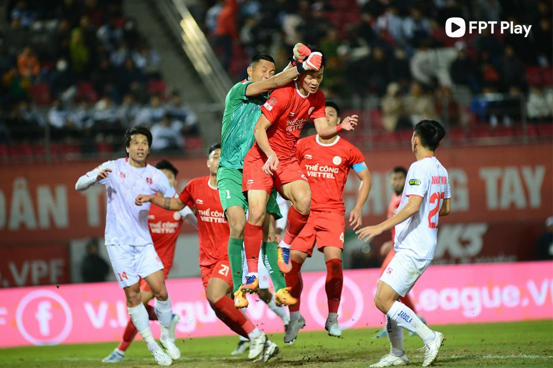 Thể Công - Viettel (áo đỏ) cần phải cố gắng hơn nữa. (Ảnh: FPT Play)