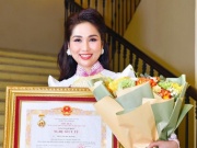 Đời sống Showbiz - Nghệ sĩ cải lương xinh như hoa hậu thức trắng đêm trước giờ nhận danh hiệu NSƯT