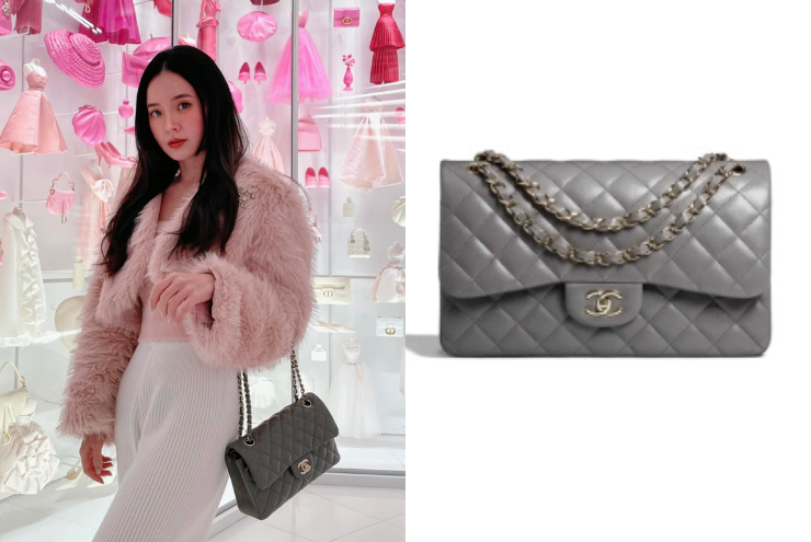 Mới đây trên trang cá nhân, Midu gây chú ý khi khoe diện chiếc túi hiệu Chanel&nbsp;Classic Double Flap màu xám đi dạo cửa hàng nhà mốt&nbsp;Dior. Mẫu túi này&nbsp;trị giá hơn 417 triệu đồng.