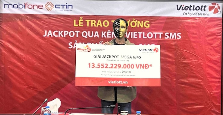 Anh T.Q. đeo mặt nạ nhận giải Jackpot trị giá hơn 13,5 tỷ đồng.
