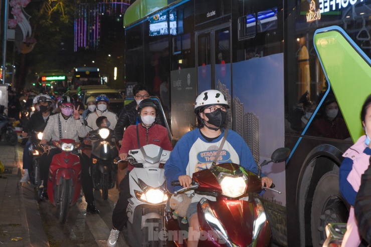 Ghi nhận lúc 18 giờ, quanh khu vực đường Lạc Long Quân (quận Tây Hồ) rất đông người đổ về phố đi bộ Trịnh Công Sơn để xem lễ hội ánh sáng.