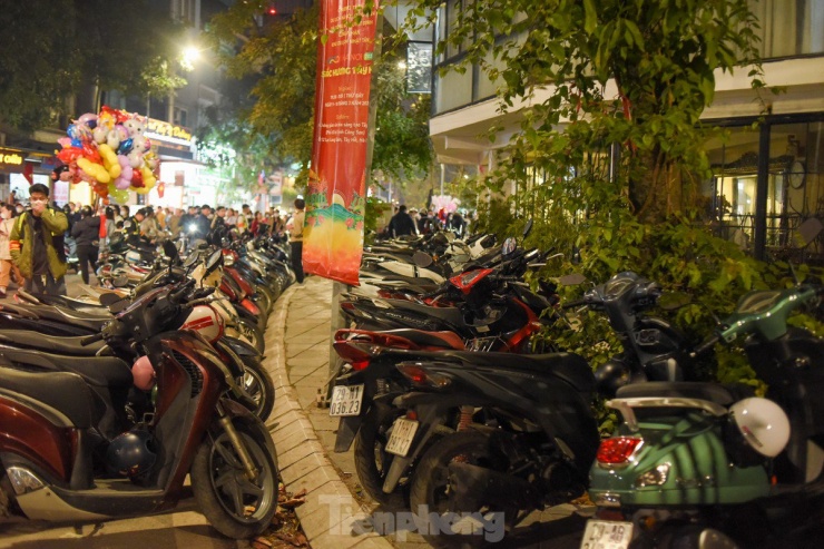 Bãi xe quanh phố đi bộ Trịnh Công Sơn kín xe, giá dao động từ khoảng 15.000 - 20.000 đồng/xe.