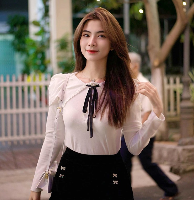 “Dancesport là một sân chơi lành mạnh. Tôi có thêm nhiều bạn bè, những bạn trẻ đầy nhiệt huyết, tôi được truyền năng lượng rất nhiều từ họ. Bản thân tôi dần hoàn thiện hơn về ngoại hình, sức bền, tính kỷ luật, tinh thần đoàn kết, tập thể, có thêm những mối quan hệ rất gần gũi và thân thiết”, Kim Ngọc kể.