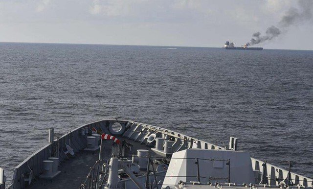 Ấn Độ điều tàu khu trục INS Visakhapatnam giải cứu tàu chở dầu thô Marlin Luanda bốc cháy vì tên lửa của Houthi trên biển Đỏ hồi tháng 1. Ảnh: Hải quân Ấn Độ