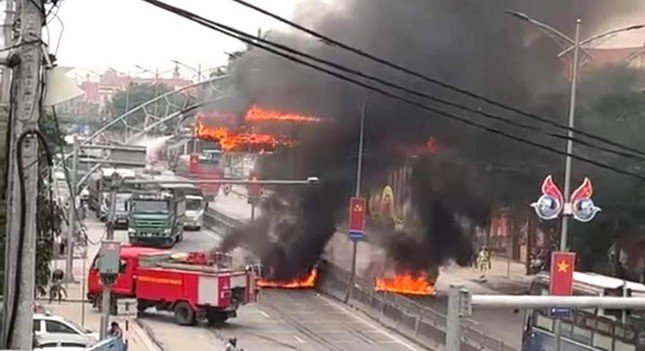 Vụ cháy khiến giao thông trên tuyến tắc nghẽn hàng chục phút đồng hồ.