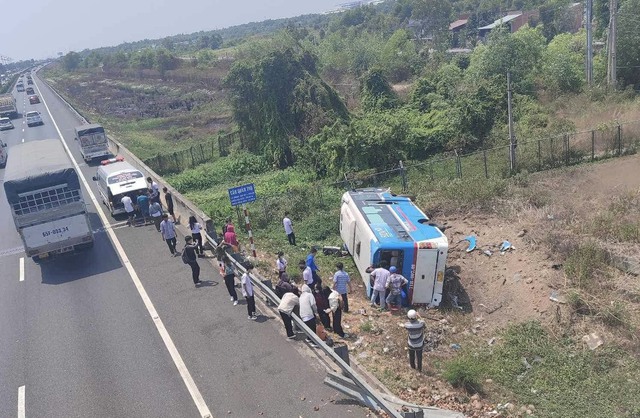 Lật xe trên đường cao tốc TP HCM - Trung Lương, nhiều người nhập viện - 1