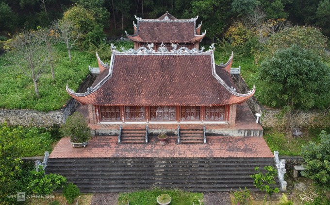 Một ngôi đền dưới chân núi Lam Thành. Ảnh: Đức Hùng