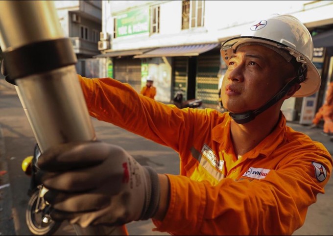 Công nhân EVN Hà Nội kiểm tra đường dây, tháng 6/2023. Ảnh: EVN Hà Nội