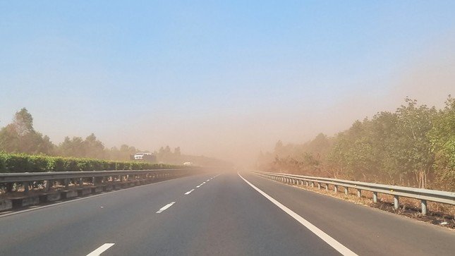 Hình ảnh bụi bao trùm cao tốc TP HCM- Long Thành- Dầu Giây đoạn qua xã Bình Sơn (Long Thành) gần công trường xây dựng sân bay Long Thành