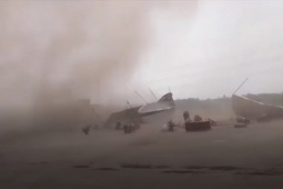 Phi thường - kỳ quặc - Lốc xoáy dữ dội xuất hiện tại hội chợ như trong phim khoa học viễn tưởng