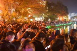 Tin tức trong ngày - Người Hà Nội đổ xô ra đường xem trình diễn ánh sáng bằng drone tại hồ Tây