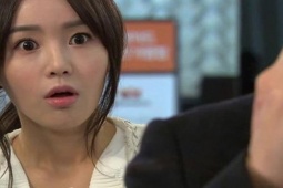 Bạn trẻ - Cuộc sống - Đi liên hoan mùng 8/3, tôi sững người chứng kiến cả gia đình nhà chồng đang vui vẻ cùng ai ở đó