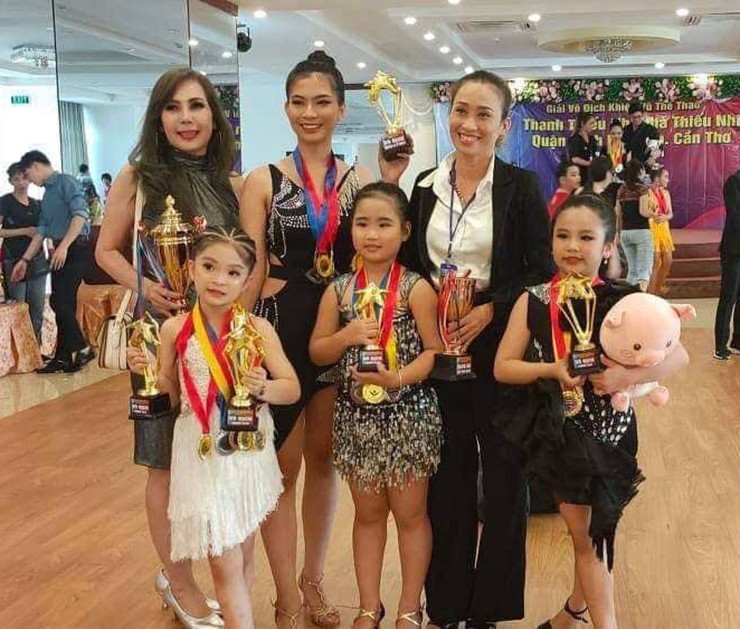 “Tôi bắt đầu đến với khiêu vũ thể thao từ năm lớp 10. Bản thân tôi vừa thích vận động, vừa mê nghệ thuật nên bộ môn này là sự kết hợp hoàn hảo giữa các đam mê của tôi. Ngay từ khi đăng ký học, tôi được sự cổ vũ và ủng hộ rất lớn từ gia đình. Đây cũng là động lực để tôi vượt qua những khó khăn ban đầu, luyện tập xuyên suốt, chăm chỉ và có những kết quả tốt”, Kim Ngọc nhớ lại.