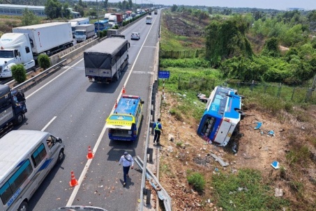Hiện trường vụ xe khách lật nhào khỏi cao tốc TP. Hồ Chí Minh - Trung Lương