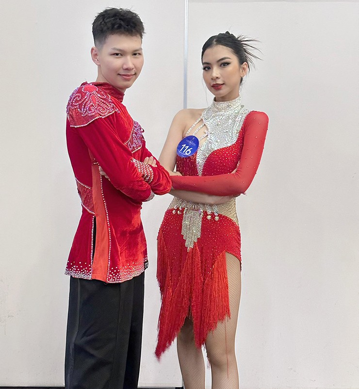 Cũng giống như nhiều bạn khi mới đến khiêu vũ thể thao, Kim Ngọc cho biết bản thân cũng gặp một vài khó khăn như có chút thiếu tự tin, thể lực hay những cơn đau chân. Tuy nhiên, những điều này là nhỏ nhặt so với những lợi ích, niềm vui mà cô có được trong phòng tập.