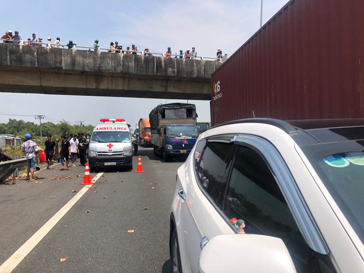 Hiện trường vụ xe khách lật nhào khỏi cao tốc TP. Hồ Chí Minh - Trung Lương - 4