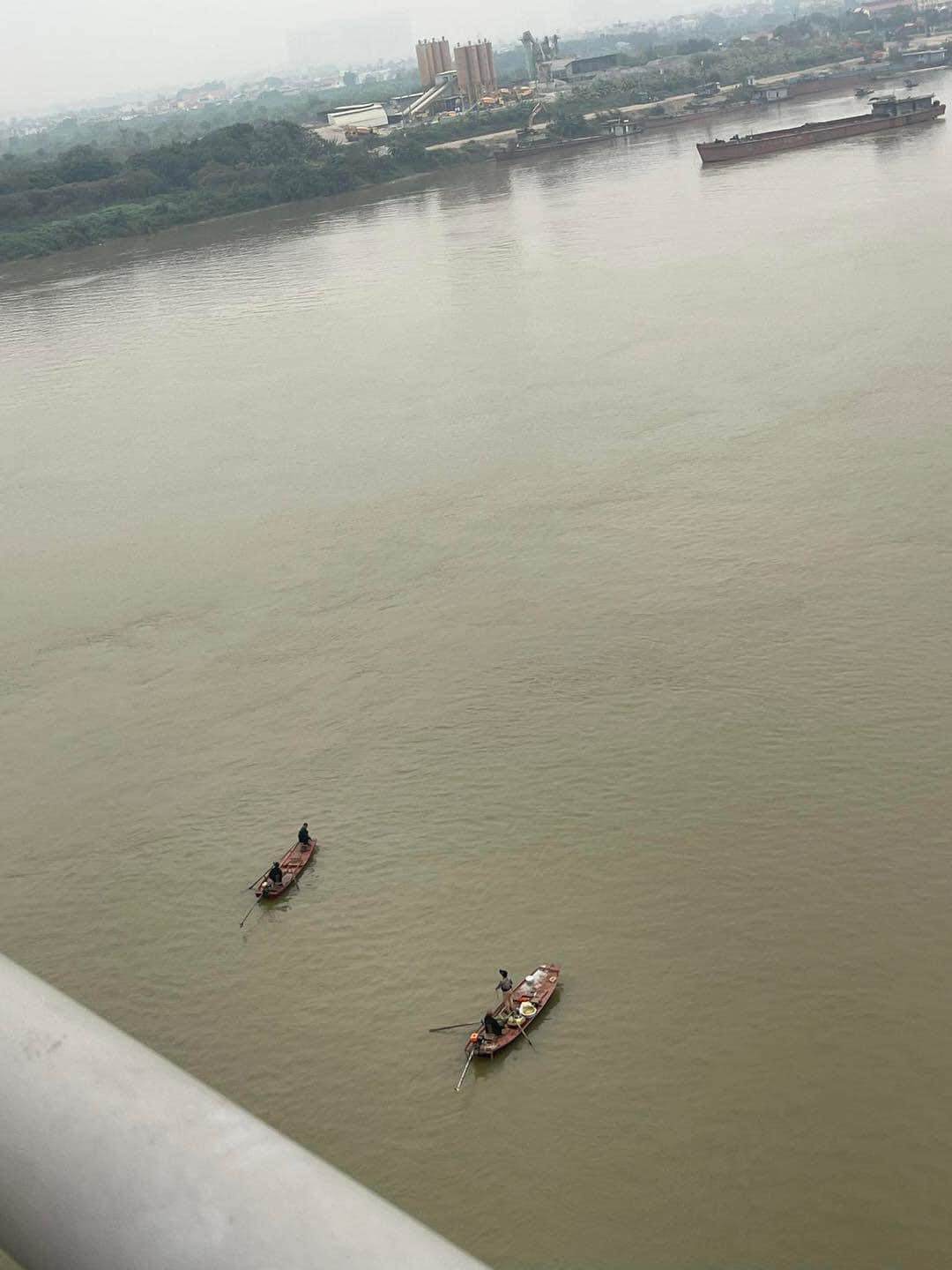 Lực lượng chức năng tìm kiếm dưới sông.