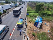 Tin tức trong ngày - Hiện trường vụ xe khách lật nhào khỏi cao tốc TP. Hồ Chí Minh - Trung Lương