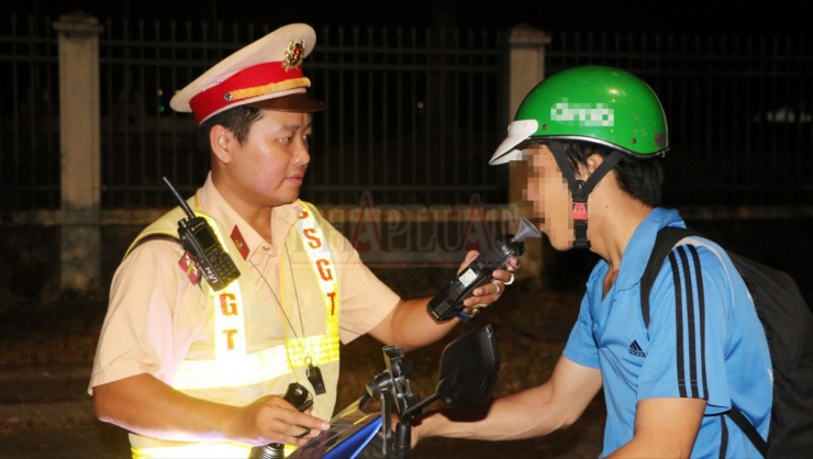 Bình Dương: Một cô gái dùng chiêu ‘ve sầu thoát xác’ để né đo nồng độ cồn - 8