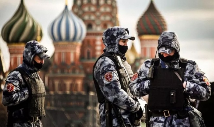 Lực lượng an ninh Nga tuần tra ở Moscow (Ảnh: Getty).