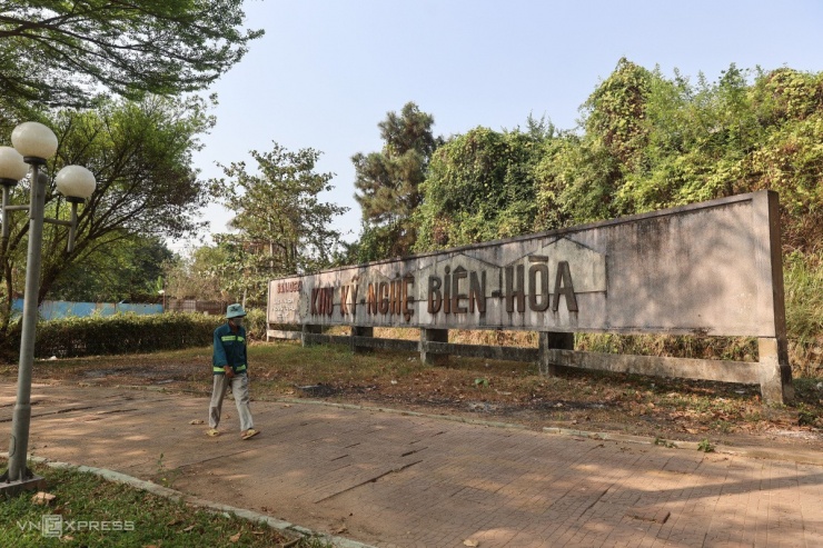 Ban đầu khu công nghiệp có tên Khu kỹ nghệ Biên Hoà, sau năm 1975 mới đổi thành tên như bây giờ. Hiện tấm bảng còn ở đoạn gần ngã tư Vũng Tàu.