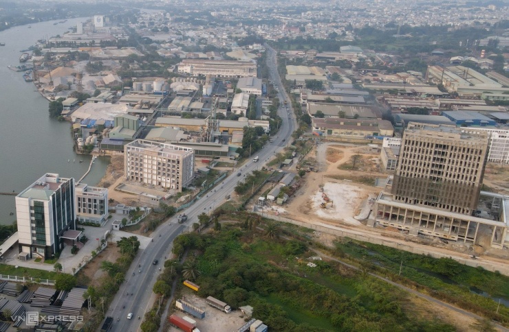 Hai dự án đang triển khai tại nơi được quy hoạch trung tâm hành chính tỉnh ở Khu công nghiệp Biên Hoà 1 là trụ sở Công an tỉnh (góc phải) và đối diện là trụ sở Kiểm toán Nhà nước.