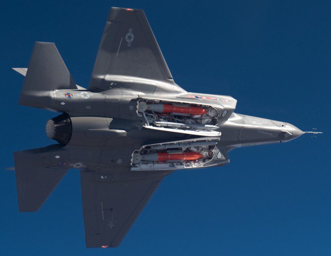 F-35A mang hai quả bom hạt nhân B61-12 trong thân