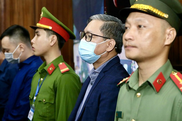 Bị cáo Nguyễn Cao Trí (đeo kính)