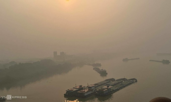 Nồm ẩm khiến khói bụi không khuếch tán, trời Hà Nội đêm và sáng âm u (ảnh chụp hôm 6/3 ở bãi giữa sông Hồng, đoạn qua cầu Thanh Trì). Ảnh: Hoàng Phương