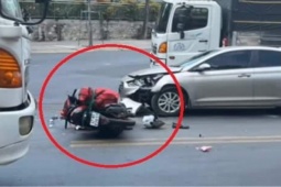Tin tức trong ngày - Clip: Chạy bất cẩn, xe máy tông ô tô nát đầu